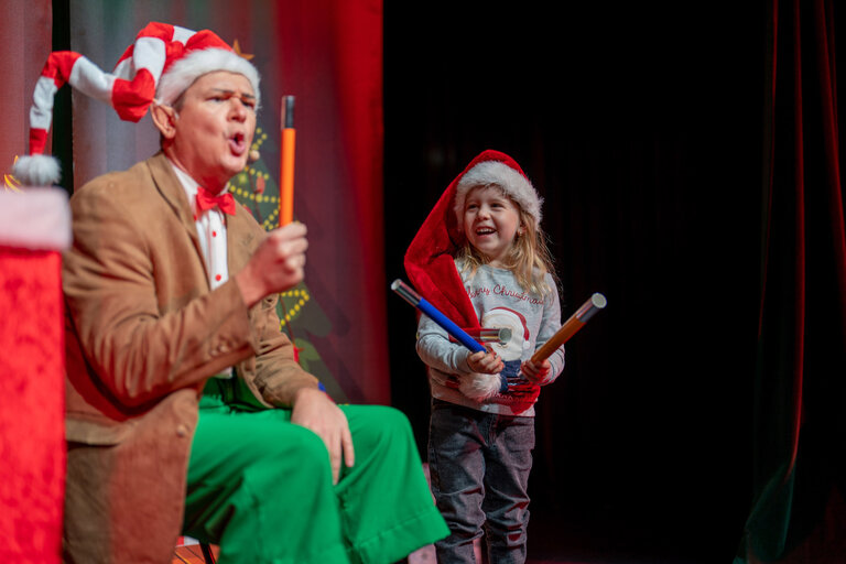 CHILDREN'S MAGIC THEATER - ELLIOT THE CHRISTMAS ELF - Imprese #2.3 | © Zauberer Gabriel