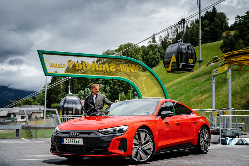 Hans Knauß mit Audi GT e-tron  | © Roast Media