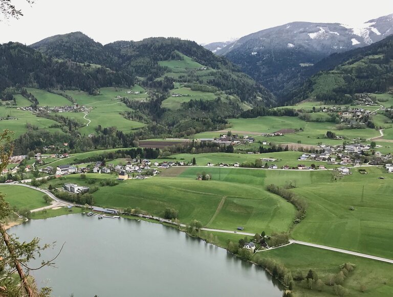 Blick auf Aigen mit dem Putterersee | © Sabine Schulz