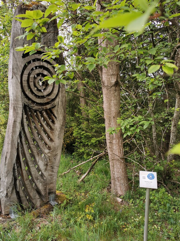 Holzskulptur am Heidenhügel