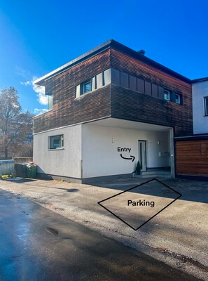 Eingang & Parkplatz