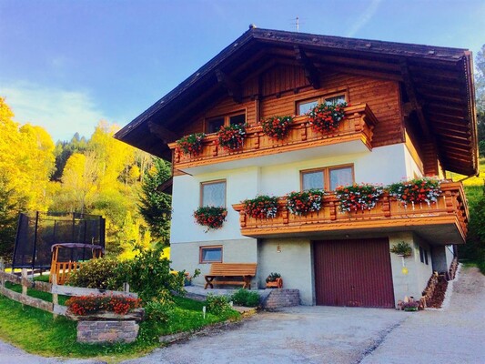 Haus Bergland im Herbst