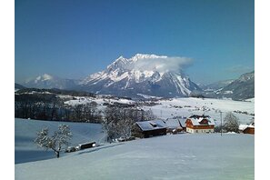 Bauernhof mit herrlicher Winterlandschaft