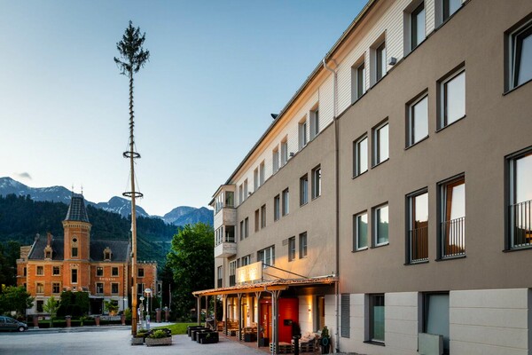 haupteingang-maibaum-rathaus-jufa-hotel-schladming