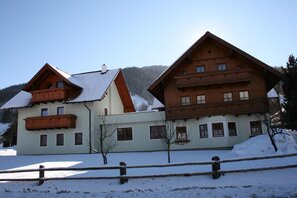 Pension Thorerhof_Hausfoto mit Zubau_Winter