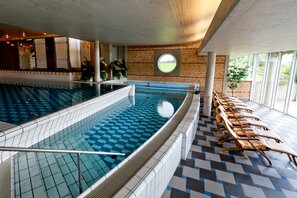 Pool mit Wasserfall und Sitzbank